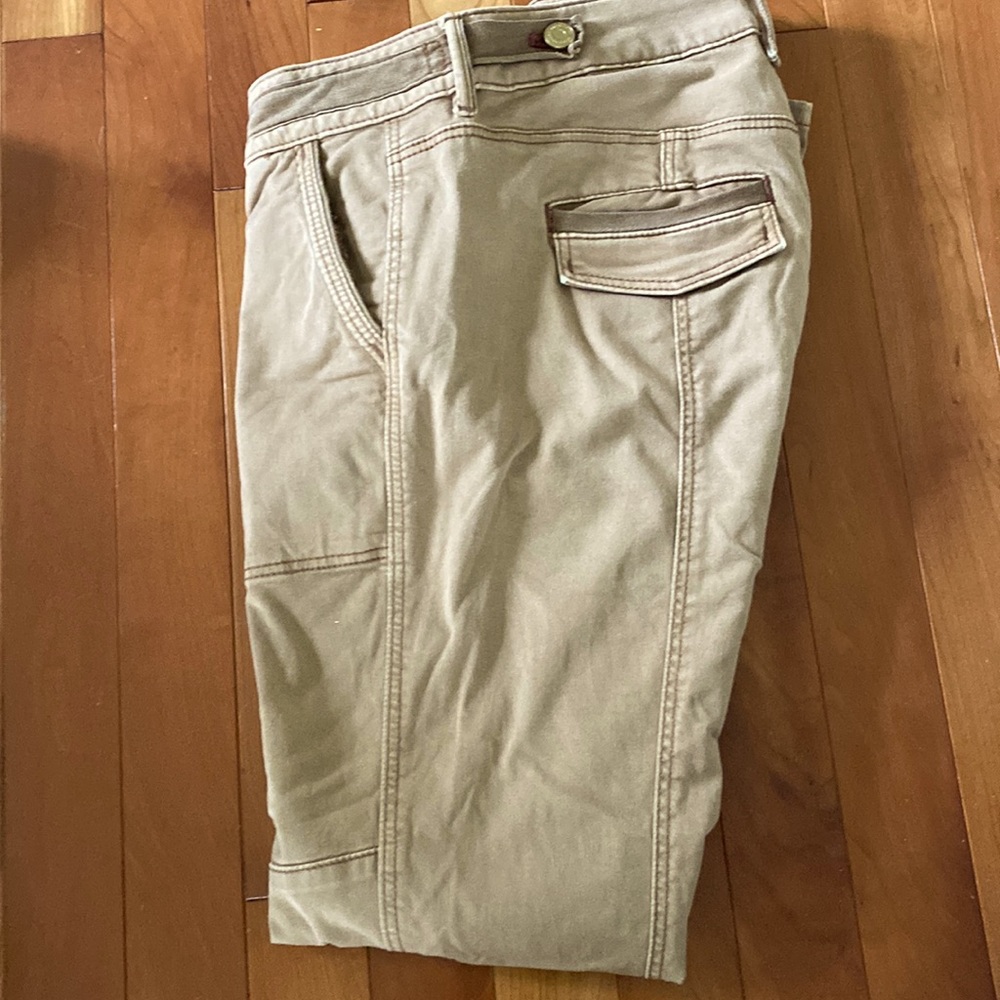White House black market crop pants in size 0 and great condition.